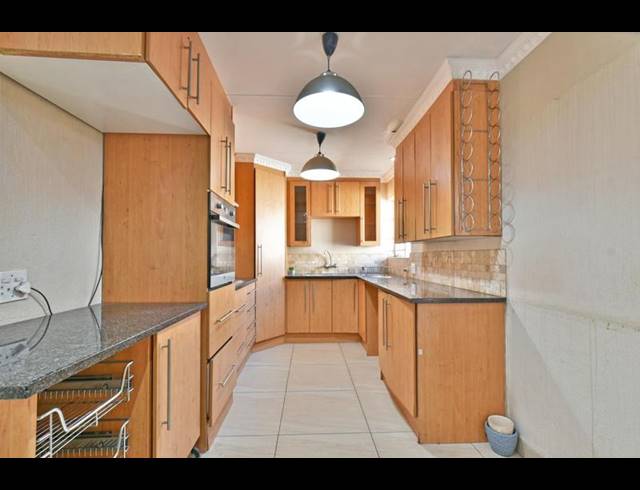 3 BEDROOM TOWNHOUSE FOR SALE IN SONNEGLANS